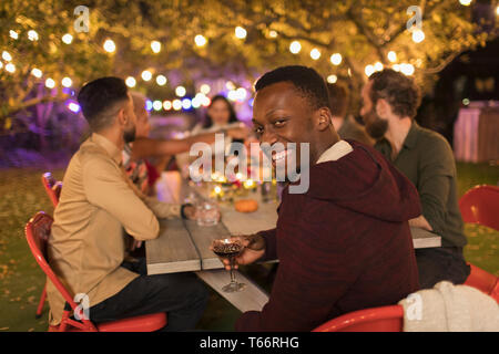 Portrait lächelnden Mann Wein trinken, genießen das Abendessen Garden Party Stockfoto