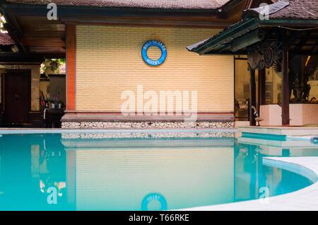 Bali, Indonesien, Denpasar, 2018-04-04: Luxus tropischen Pool im gemütlichen Hotel. Gebäude für Ruhe und Einsamkeit. Im balinesischen Stil, Ferienvilla. Stockfoto