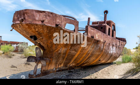 Rost Schiffswrack in der Wüste um Moynaq/Muynaq wo der Aralsee eingesetzt werden. Usbekistan. Stockfoto