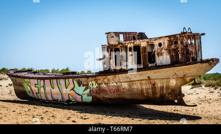 Rost Schiffswrack in der Wüste um Moynaq/Muynaq wo der Aralsee eingesetzt werden. Usbekistan. Stockfoto