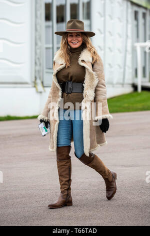 Carol Vorderman an Chepstow Racecourse meines Gonzo-Porn Ihres Pferdes Surf'Racing zu beobachten. Stockfoto