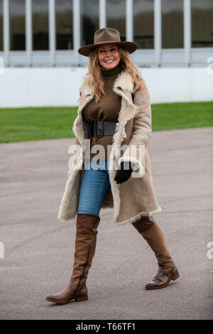 Carol Vorderman an Chepstow Racecourse meines Gonzo-Porn Ihres Pferdes Surf'Racing zu beobachten. Stockfoto