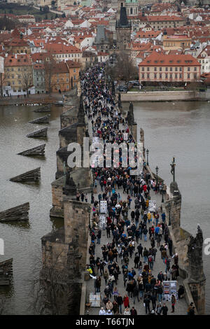 Blick auf die Moldau von der Altstädter Brückenturm, Karlsbrücke, Prag, Tschechische Republik Stockfoto