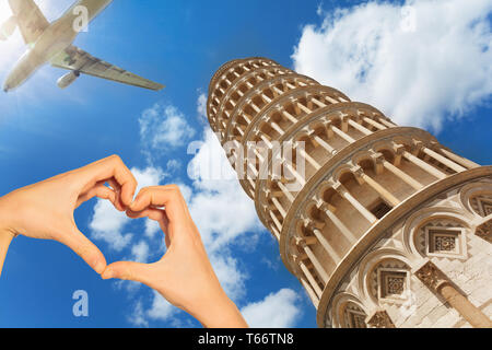 Rote Liebe Herz und auf Hintergrund Pisa Tower, Flugzeug mit Touristen vorbei Stockfoto