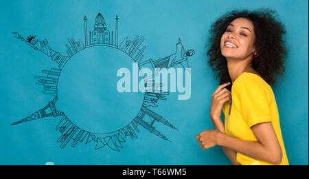 Happy afro-amerikanische Frau an der blauen Hintergrund mit gezeichneten Kreis von Welt Sehenswürdigkeiten simbols, kopieren. Reisebüro Konzept Stockfoto