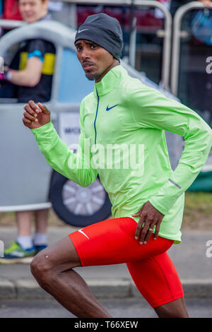 LONDON, ENGLAND - 28. April: Mo Farah von Großbritannien Aufwärmen vor dem Start der Rennen der Elite Männer in der Virgin London Marathon 2019 April Stockfoto