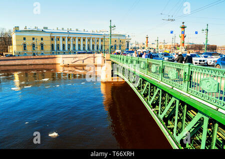 St. Petersburg, Russland, April 5, 2019. Palace Brücke über den Fluss Neva in St. Petersburg, Russland und Zoologische Museum Gebäude Stockfoto