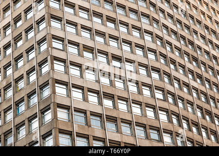 Architektonische abstrakt, ein Bürogebäude mit Beton und Windows für den Einsatz in London Stockfoto