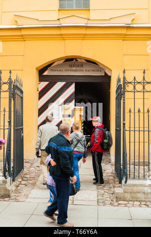 St. Petersburg, Russland - 19. Juni 2015. Interessierte Touristen, die trubezkoi Bastion Gefängnis, das ehemalige Gefängnis für politische Gefangene - Museum in Peter Stockfoto