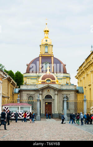 St. Petersburg, Russland - 19. Juni 2015. Touristen in der Nähe von Grand Ducal Burial Vault kaiserlichen Hauses Romanow in die Peter und Paul Kathedrale, insi gelegen Stockfoto