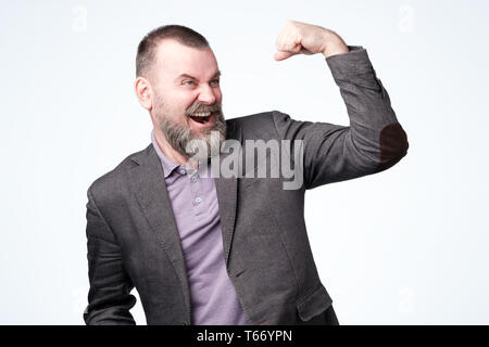 Positive reifer Kerl mit seinem Erfolg mit. Stockfoto