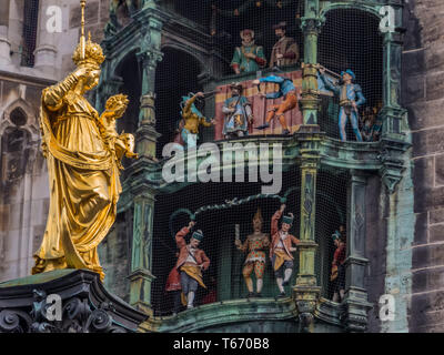 Die goldene Maria Spalte gegenüber den Türmen der Kathedrale unserer lieben Frau in München, Deutschland Stockfoto