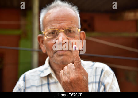 Ein alter Mann aus dem Dorf gesehen, wie seine eingefärbten Finger zeigen nach Voting Bhiwandi Wahlkreis. Phase 4 Der Loksabha Wahlen tritt weg in Indien, wo die Wahlen in 7 Phasen ab 11. April bis 19. Mai stattfinden wird. Phase 4 Der Abstimmung im Jahr 2019 LokSabha Wahl fand über 72 parlamentarischen Wahlkreise in neun Mitgliedstaaten am Montag mit 17 in Maharastra am 29. April, gefolgt von Ergebnissen am 23. Mai. Stockfoto