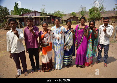 Die Dorfbewohner ihre eingefärbten Finger zeigen nach Voting Bhiwandi Wahlkreis. Phase 4 Der Loksabha Wahlen tritt weg in Indien, wo die Wahlen in 7 Phasen ab 11. April bis 19. Mai stattfinden wird. Phase 4 Der Abstimmung im Jahr 2019 LokSabha Wahl fand über 72 parlamentarischen Wahlkreise in neun Mitgliedstaaten am Montag mit 17 in Maharastra am 29. April, gefolgt von Ergebnissen am 23. Mai. Stockfoto