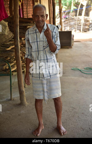 Ein alter Mann aus dem Dorf gesehen, wie seine eingefärbten Finger zeigen nach Voting Bhiwandi Wahlkreis. Phase 4 Der Loksabha Wahlen tritt weg in Indien, wo die Wahlen in 7 Phasen ab 11. April bis 19. Mai stattfinden wird. Phase 4 Der Abstimmung im Jahr 2019 LokSabha Wahl fand über 72 parlamentarischen Wahlkreise in neun Mitgliedstaaten am Montag mit 17 in Maharastra am 29. April, gefolgt von Ergebnissen am 23. Mai. Stockfoto