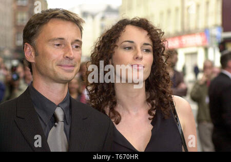 Das Edinburgh Film Festival erhielt unterwegs heute Abend (Sonntag, 13/8/00) im Odeon Kino mit dem Film Dancer in the Dark mit Björk, die nicht anwesend war. Robert Carlyle kommt mit seiner Frau Anastasia. Stockfoto