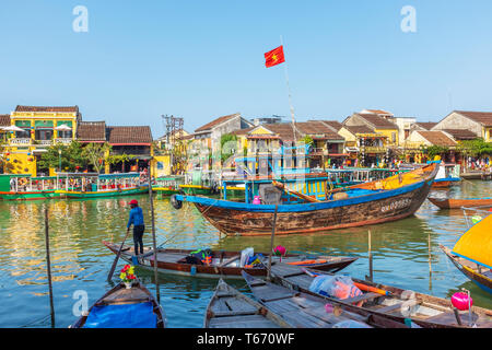 Traditionelle Fischerboote auf Sohn Thu Bon Fluss, Hoi An, Quang Nam, Vietnam, Asien Stockfoto