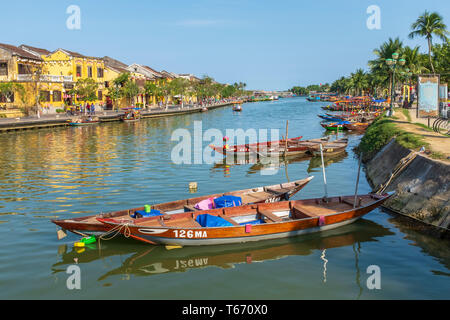 Traditionelle vietnamesische Fischerboote auf Sohn Thu Bon Fluss, Hoi An, Quang Nam, Vietnam, Asien Stockfoto