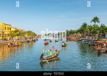 Traditionelle vietnamesische Fischerboote, mit Seide Laternen eingerichtet und verwendet werden Touristen auf Sohn Thu Bon Fluss durchzuführen, Hoi An, Vietnam, Asien Stockfoto