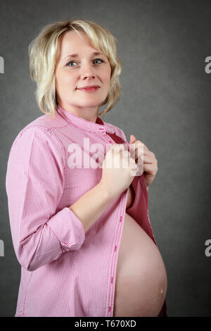 Schöne schwangere Frau zärtlich ihren Bauch Holding Stockfoto