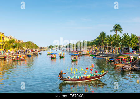 Traditionelle vietnamesische Fischerboote, mit Seide Laternen eingerichtet und verwendet werden Touristen auf Sohn Thu Bon Fluss durchzuführen, Hoi An, Vietnam, Asien Stockfoto