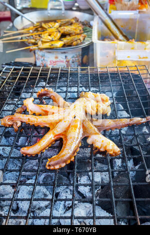 Frischer, Gegrillter Oktopus auf einem Herd als Straße essen, in den Markt für Hoi An, Vietnam, Asien Stockfoto