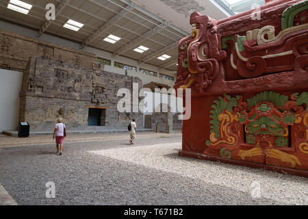 Copan Museum, Copan Ruinas, Honduras - Touristen im Copan Skulptur Museum Blick auf Mayan Artefakte, Copan, Honduras Mittelamerika Stockfoto