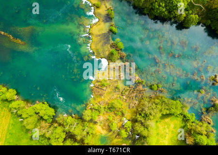 Kroatischen Natur, wunderschöne Wasserfälle auf mreznica River von Luft, Panoramablick im Frühjahr, beliebtes Reiseziel Stockfoto