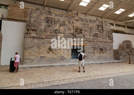 Copan Museum, Copan Ruinas, Honduras - Touristen im Copan Skulptur Museum Blick auf Mayan Artefakte, Copan, Honduras Mittelamerika Stockfoto