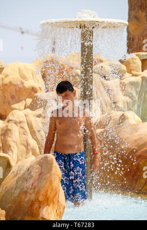 Junge in tunesischen Aquapark Resort unter der Dusche Stockfoto