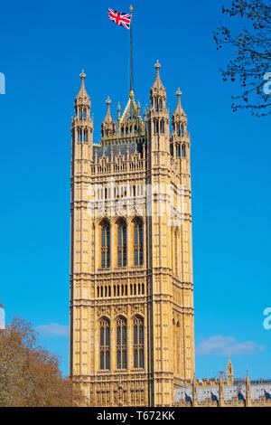 London, England - April 10, 2019: Der Union Jack Flagge vom Dach der Victoria Tower am südlichen Ende der Häuser des Parlaments Stockfoto