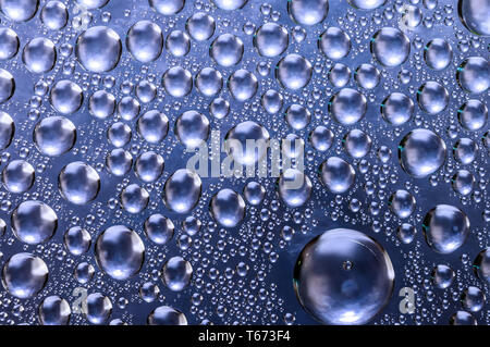 Metallic Blau nass regnerischen Hintergrund, Wassertropfen auf transparentem Glas Stockfoto