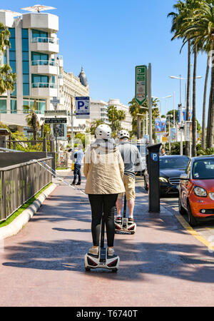 CANNES, Frankreich - April 2019: Person reiten Segway Auto Balancing des Fahrzeugs auf einen Gehsteig an der Strandpromenade von Cannes. Stockfoto