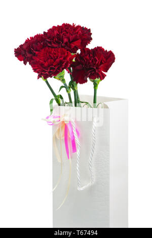 Geschenkbox und Blumenstrauß aus Nelken Blumen isoliert auf Weiss. Stockfoto