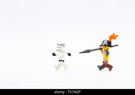 Lego Piraten jagen Storm Trooper. Lego Minifiguren sind von der Lego Gruppe hergestellt. Stockfoto