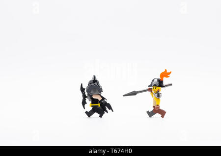 Lego Piraten Männer jagen Batman. Lego Minifiguren sind von der Lego Gruppe hergestellt. Stockfoto