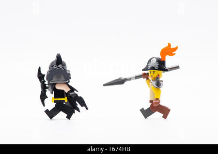 Lego Piraten Männer jagen Batman. Lego Minifiguren sind von der Lego Gruppe hergestellt. Stockfoto