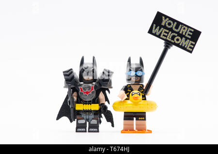 Lego Batman Kampf mit Ferienhäuser batman hält Sie bereit sind willkommen. Lego Minifiguren sind von der Lego Gruppe hergestellt. Stockfoto