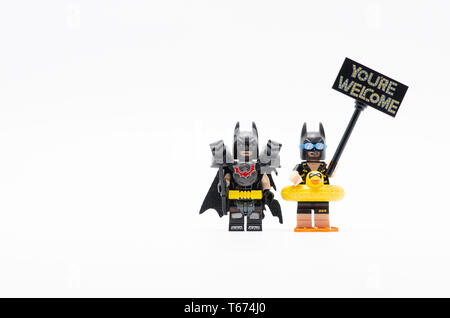 Lego Batman Kampf mit Ferienhäuser batman hält Sie bereit sind willkommen. Lego Minifiguren sind von der Lego Gruppe hergestellt. Stockfoto