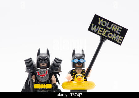 Lego Batman Kampf mit Ferienhäuser batman hält Sie bereit sind willkommen. Lego Minifiguren sind von der Lego Gruppe hergestellt. Stockfoto