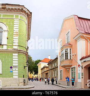 TALLINN, Estland - 30. AUGUST 2018: Gebäude auf kiriku Square Stockfoto