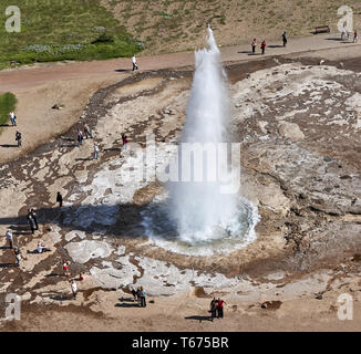 Strokkur Geysir Ausbruch, South Coast, Island Stockfoto