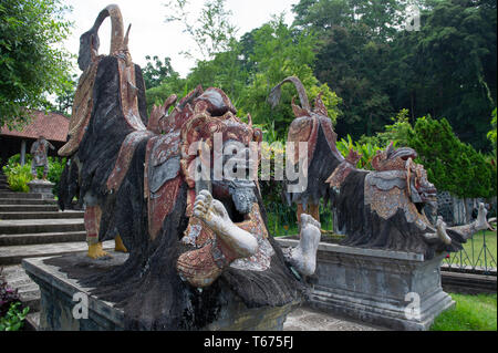 Barong Statuen bei Taman Tirtagangga (Die Königliche Wasser Palast und Gärten) in Bali, Indonesien Stockfoto