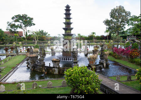 Die reich verzierten Brunnen bei Taman Tirtagangga (Die Königliche Wasser Palast und Gärten) in Bali, Indonesien Stockfoto