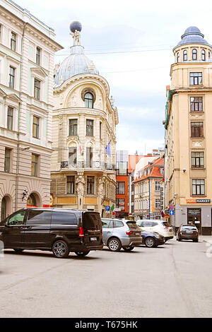 RIGA, Lettland - 28. AUGUST 2018: Gebäude auf Teatra Street Stockfoto