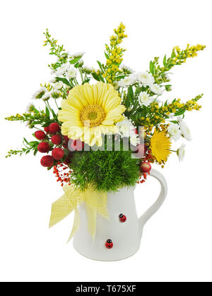 Bunter Blumenstrauß aus Gerbera in Vase auf isolierte Stockfoto