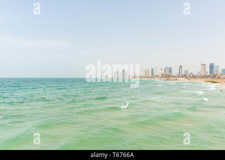 Israel, Tel Aviv-Yafo - 24. April 2019: Stadtbild von Tel Aviv von Jaffa genommen Stockfoto