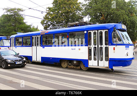 RIGA, Lettland - 28. AUGUST 2018: Blick auf die alte Straßenbahn in die Altstadt Stockfoto