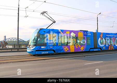 RIGA, Lettland - 29. AUGUST 2018: Blick auf die neue Straßenbahn auf die Steinerne Brücke Stockfoto