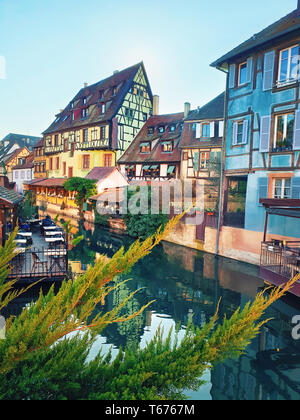 Farbenfrohe romantische Stadt Colmar, Frankreich, Elsass. Traditionelle Häuser in der Nähe des Flusses. Mittelalterliche home Fassade, historischen Stadt. Schöne idyllische Architektur. Stockfoto